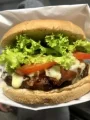 136 - Hambrguer artesanal, bacon, queijo, tomate e alface.