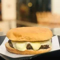 138 -Hambrguer artesanal e queijo.